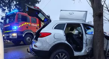 Wypadek w Łyszkowicach. Jedna osoba została ranna, strażacy musieli użyć specjalistycznego sprzętu (foto)