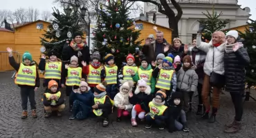 Choinki na rynku już ubrane. To efekt pracy najmłodszych mieszkańców Łowicza (foto)
