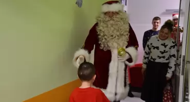 Przedświąteczna wizyta w szpitalu. Mikołaj i wolontariusze rozdali prezenty dzieciom (foto)