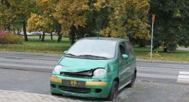 Z ulic w Łowiczu zaczynają znikać wraki samochodów (AKTUALIZACJA)